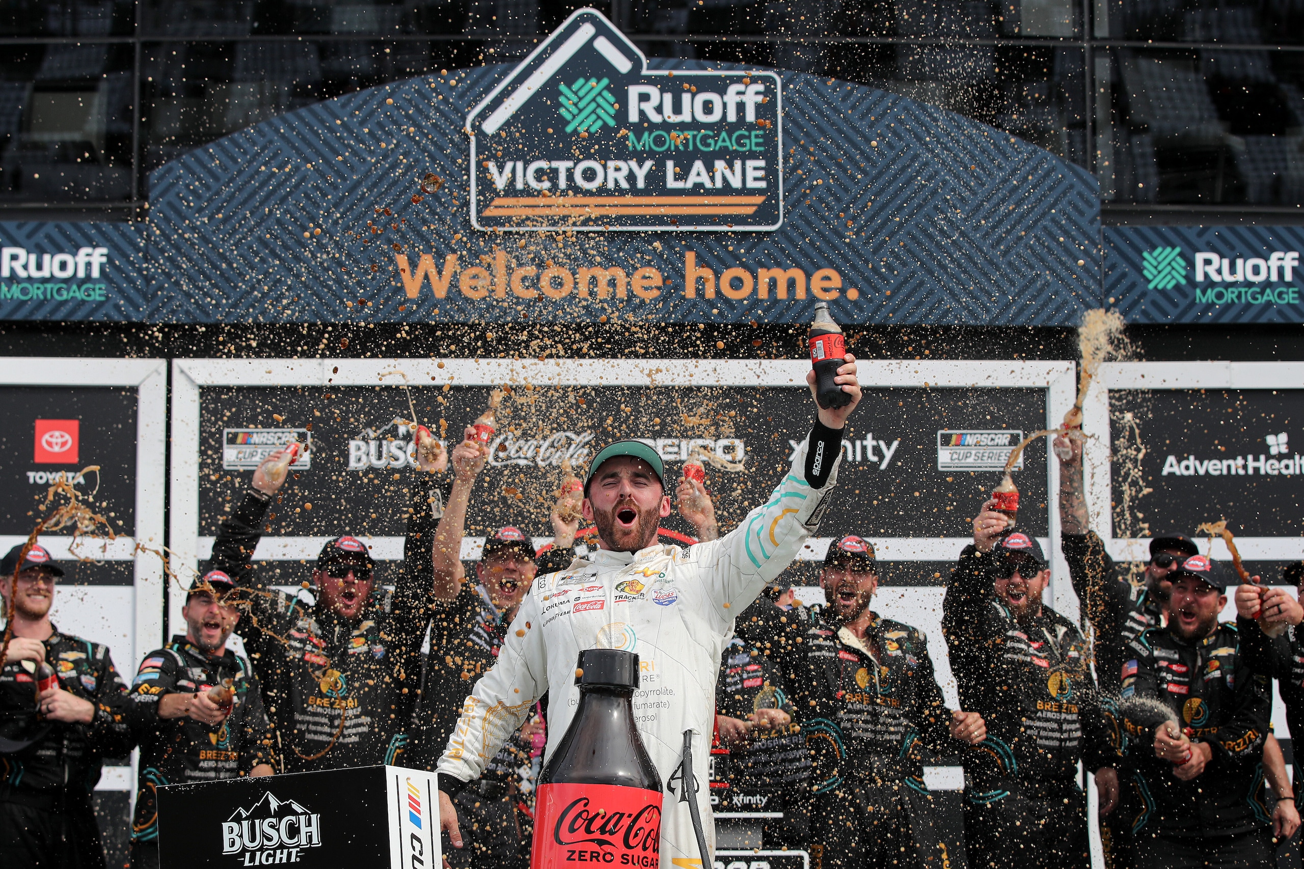Nascar: tra gli incidenti Dillon vince e va ai playoff, Truex fuori gioco