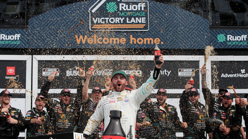 Nascar: tra gli incidenti Dillon vince e va ai playoff, Truex fuori gioco