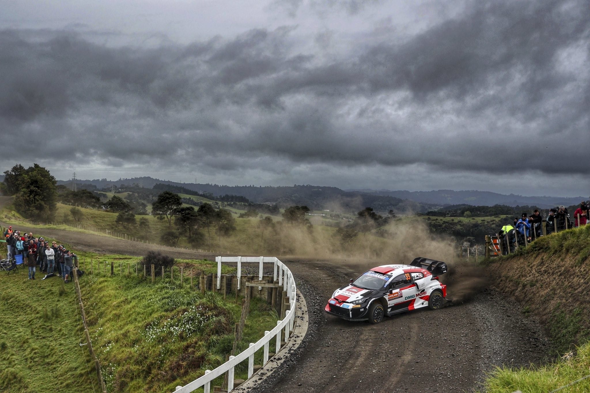 WRC, penalizzate di 5" le due Hyundai di Neuvill e Tanak, Evans leader