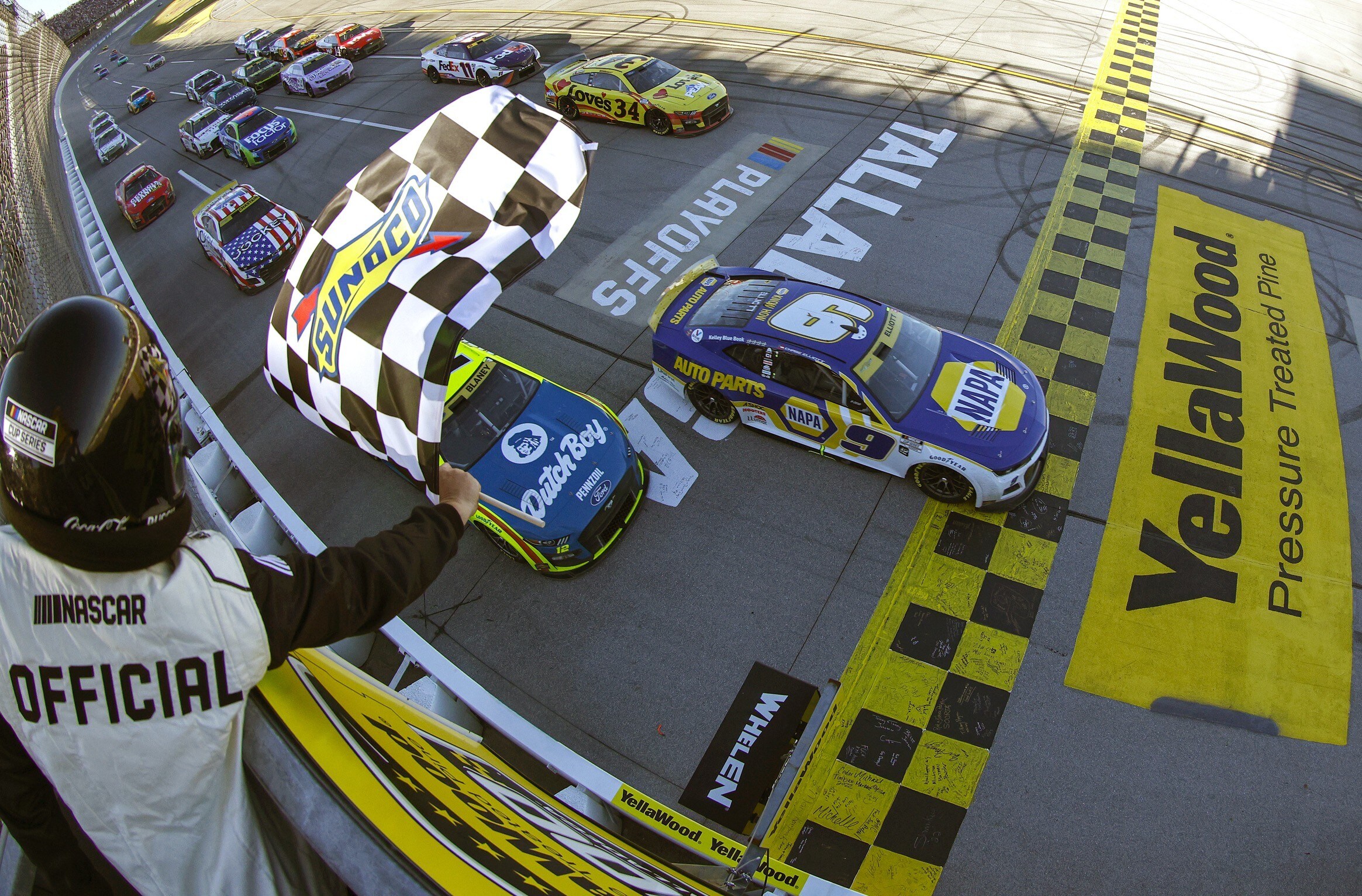 Nascar: Chase Elliott cambia marcia a Talladega