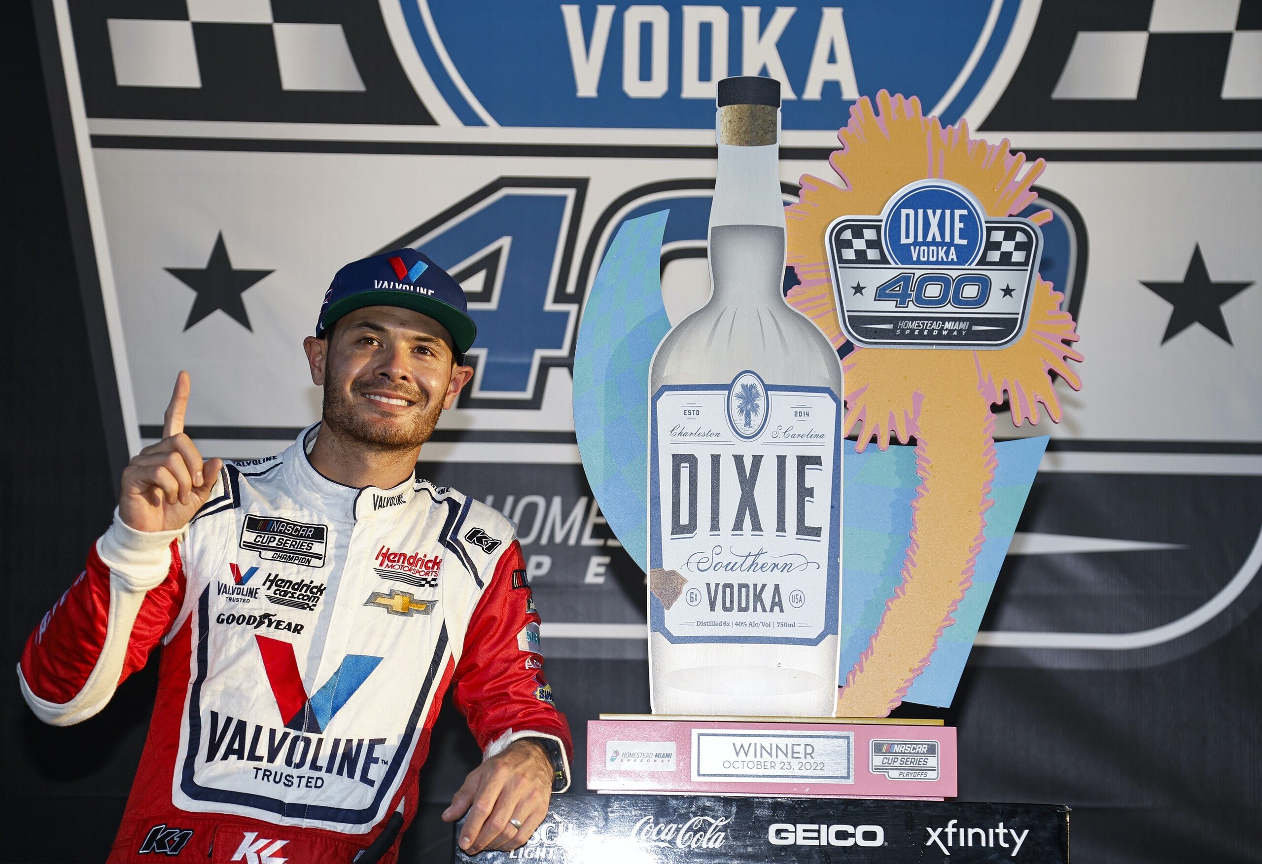 Nascar: a Homestead Larson prende la vittoria pit-lane