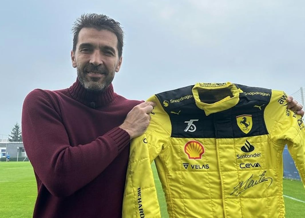 Leclerc regala a Buffon la tuta del GP d'Italia
