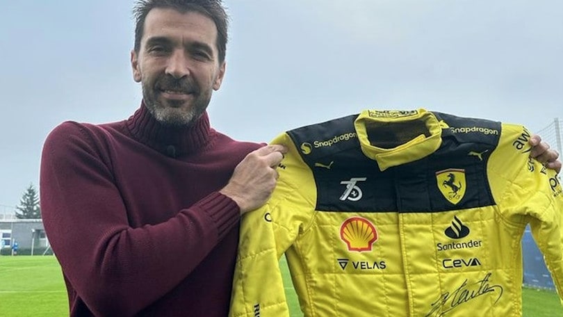 Leclerc regala a Buffon la tuta del GP d'Italia