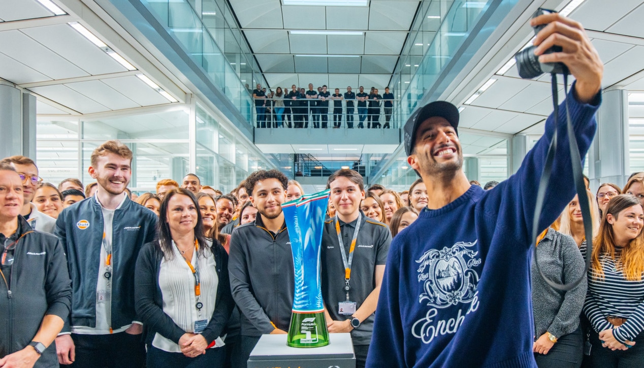 Ricciardo, il saluto ai dipendenti McLaren a Woking