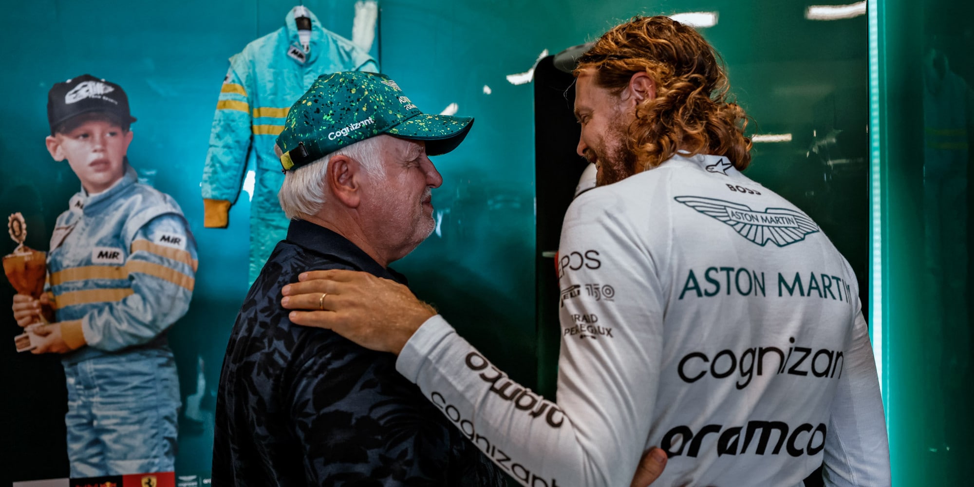 Vettel, l'abbraccio commosso con papà Norbert ad Abu Dhabi