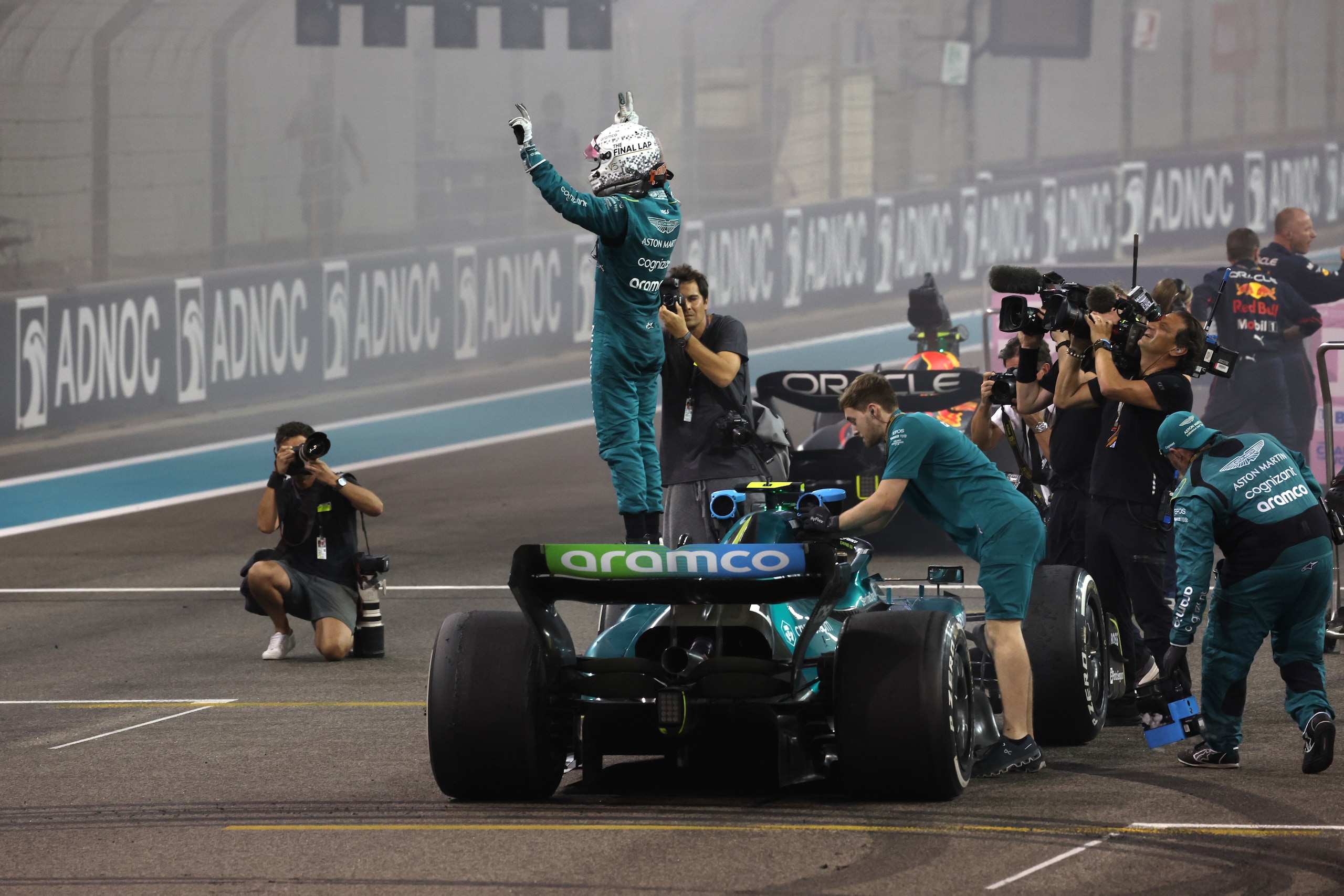 Vettel show ad Abu Dhabi con Verstappen, Leclerc e Perez