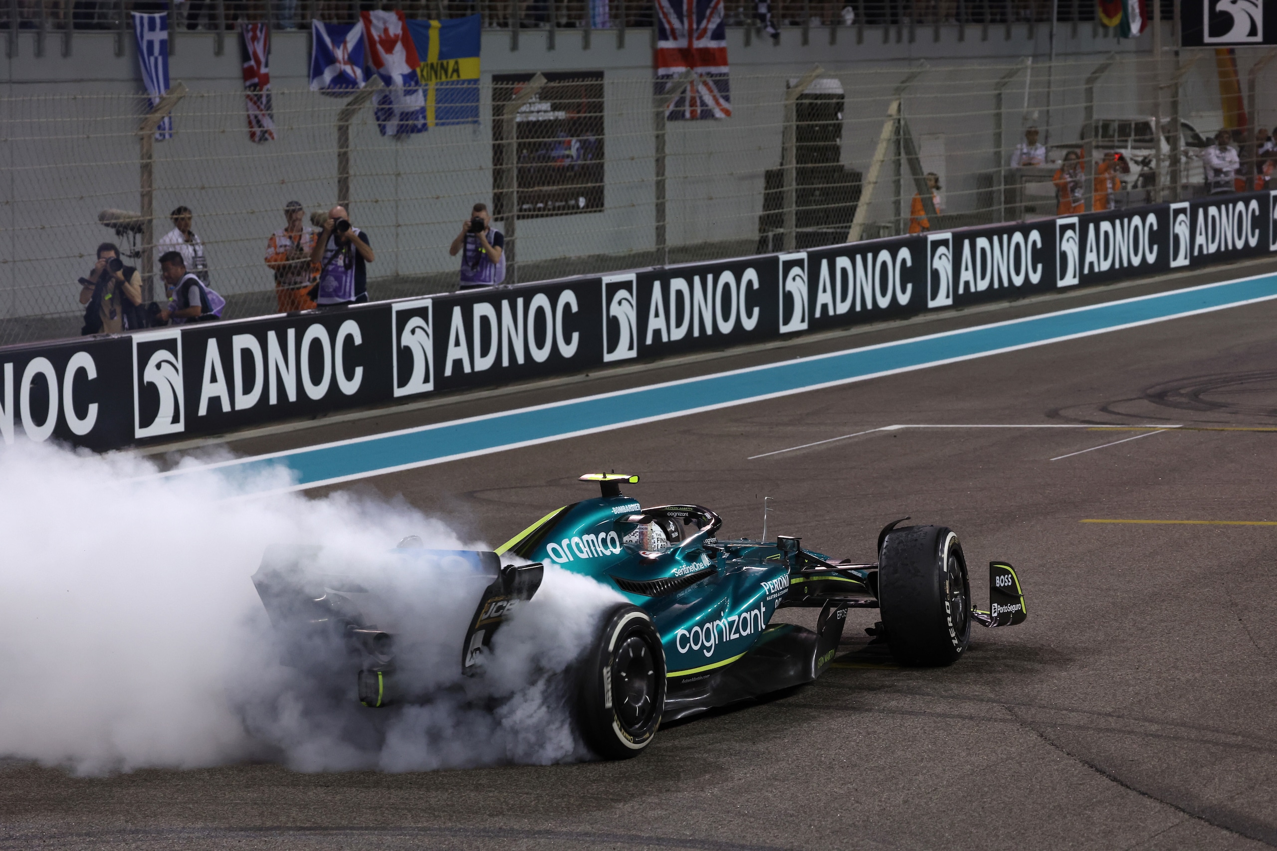 Vettel show ad Abu Dhabi con Verstappen, Leclerc e Perez