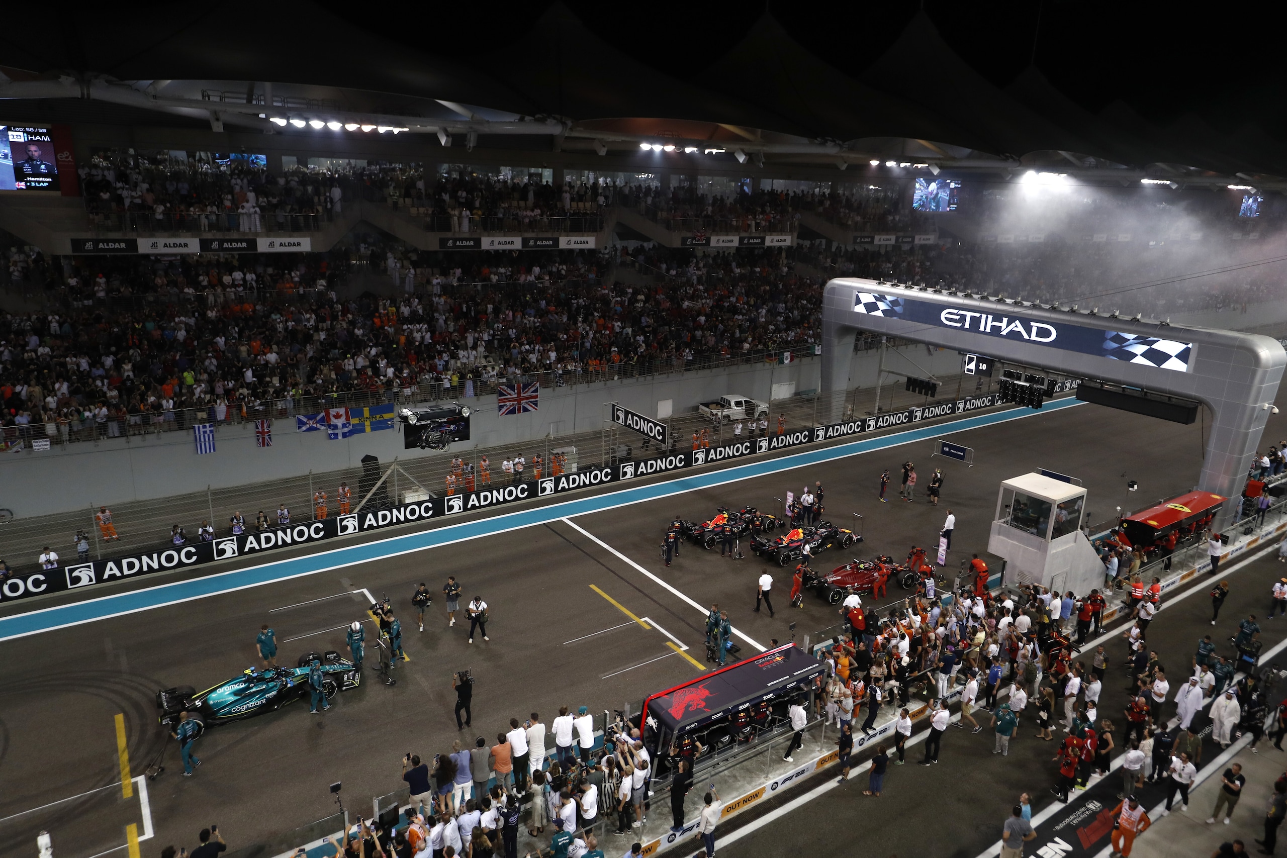 Vettel show ad Abu Dhabi con Verstappen, Leclerc e Perez