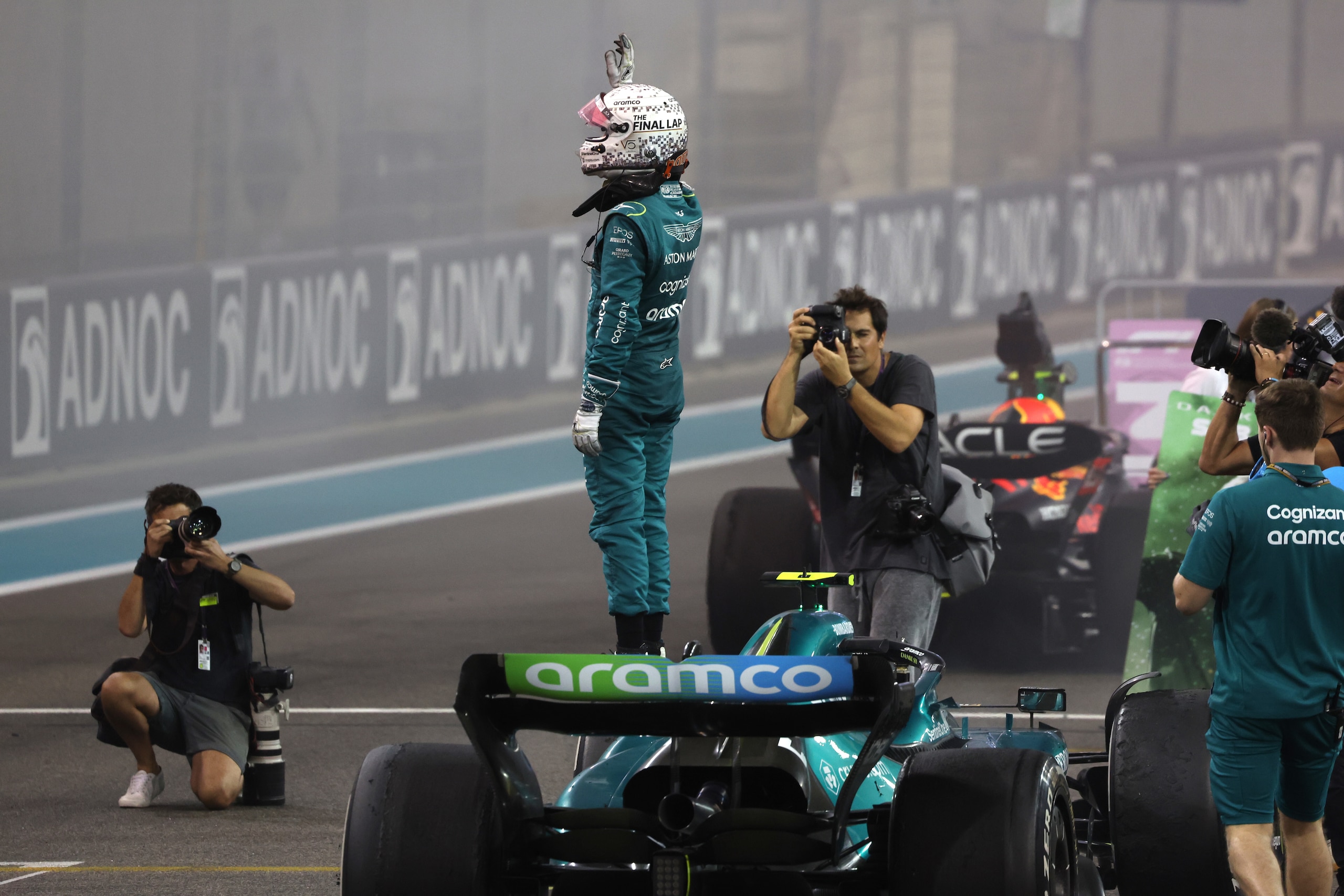 Vettel show ad Abu Dhabi con Verstappen, Leclerc e Perez