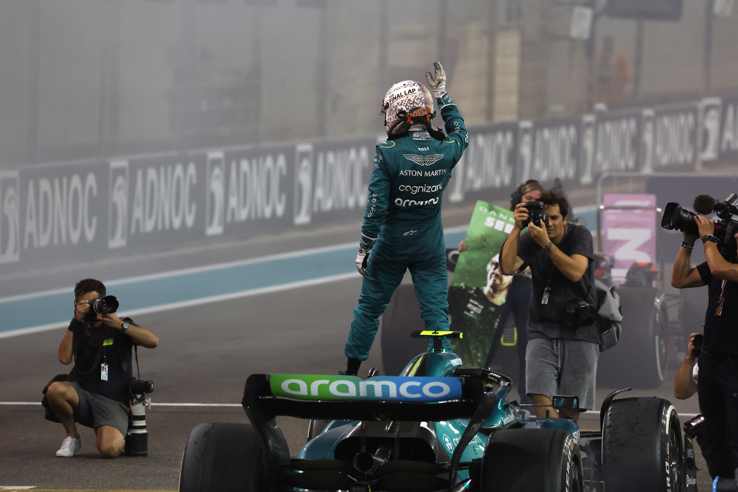 Vettel show ad Abu Dhabi con Verstappen, Leclerc e Perez