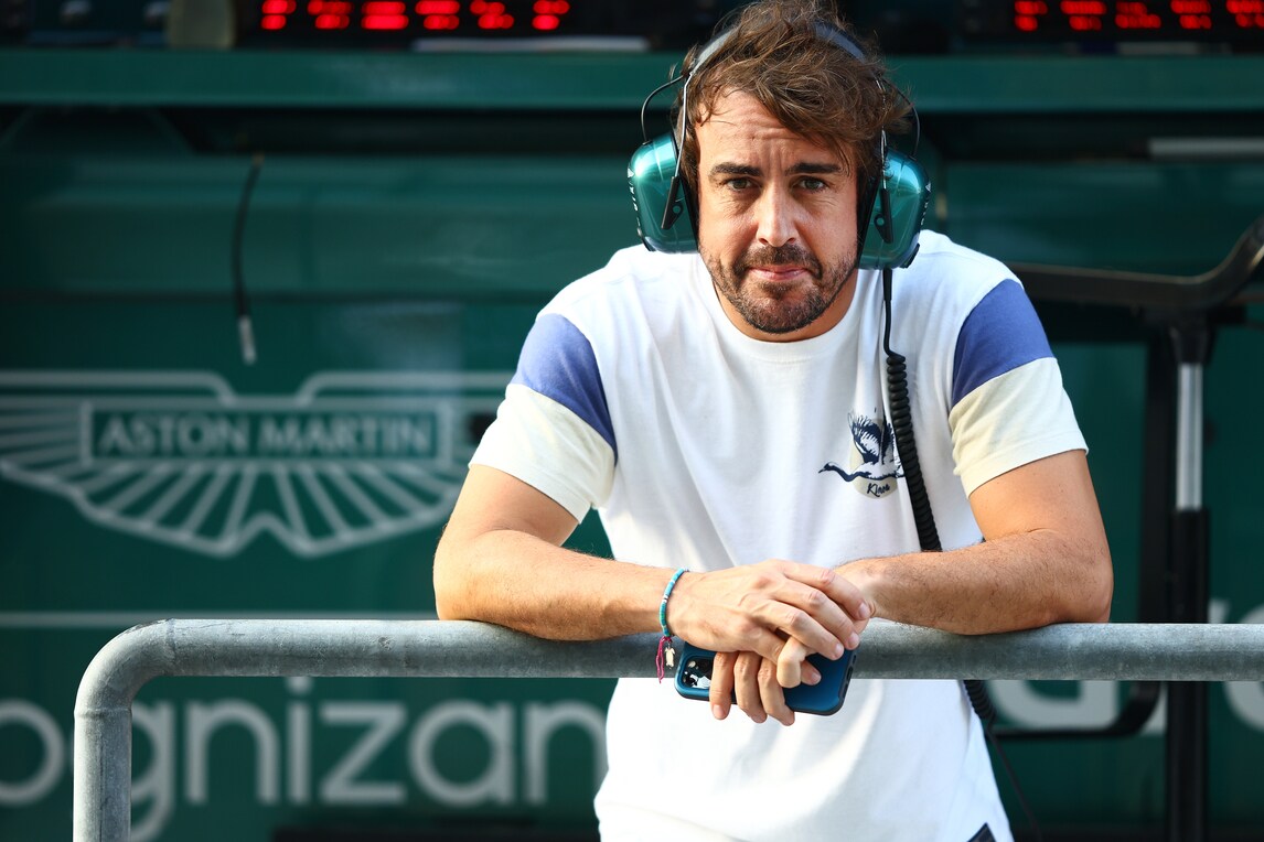 Aston Martin, Krack tesse le lodi di Alonso: "E' un esempio di dedizione"