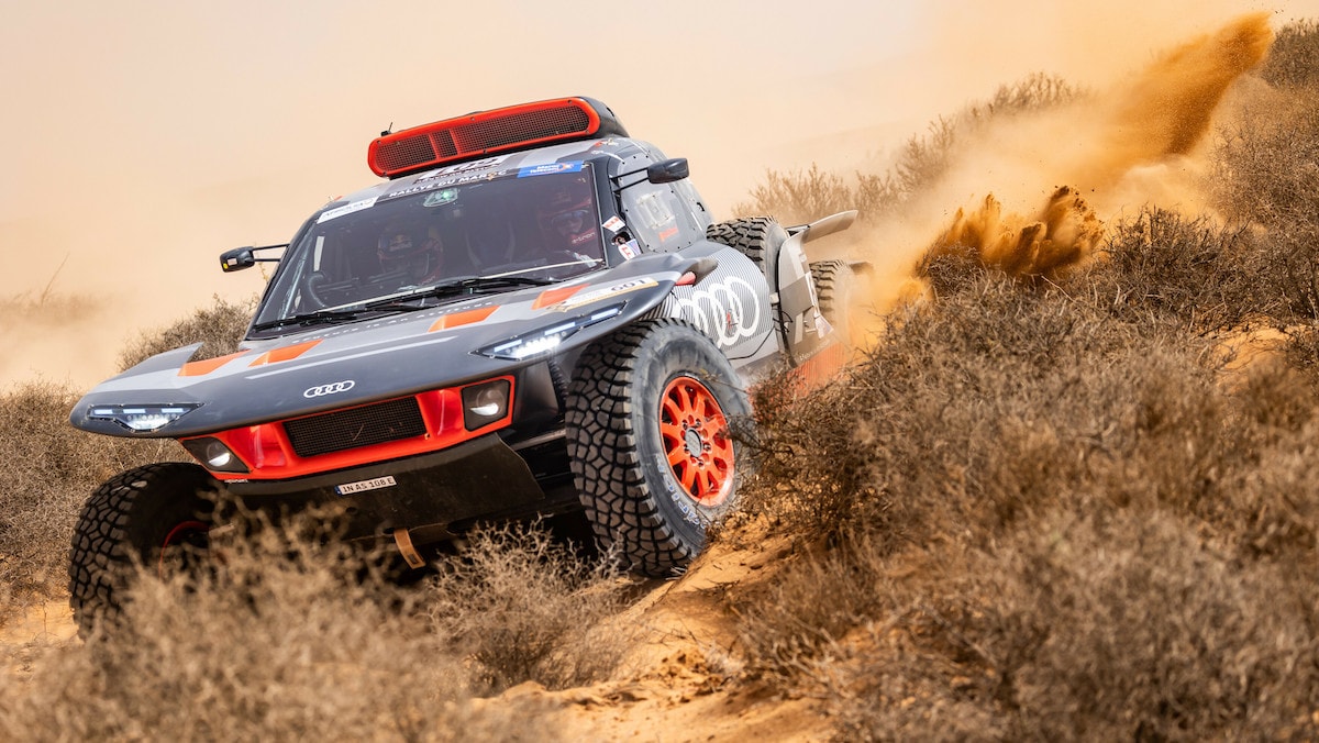 Sainz: Al Attiyah è il favorito della Dakar, Audi lotterà per vincere