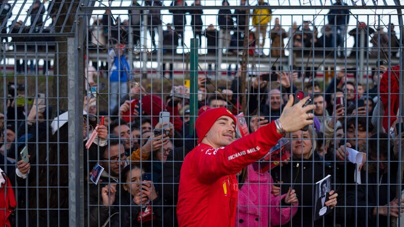 Leclerc, l'incontro con i fan a Fiorano tra autografi e "donuts"