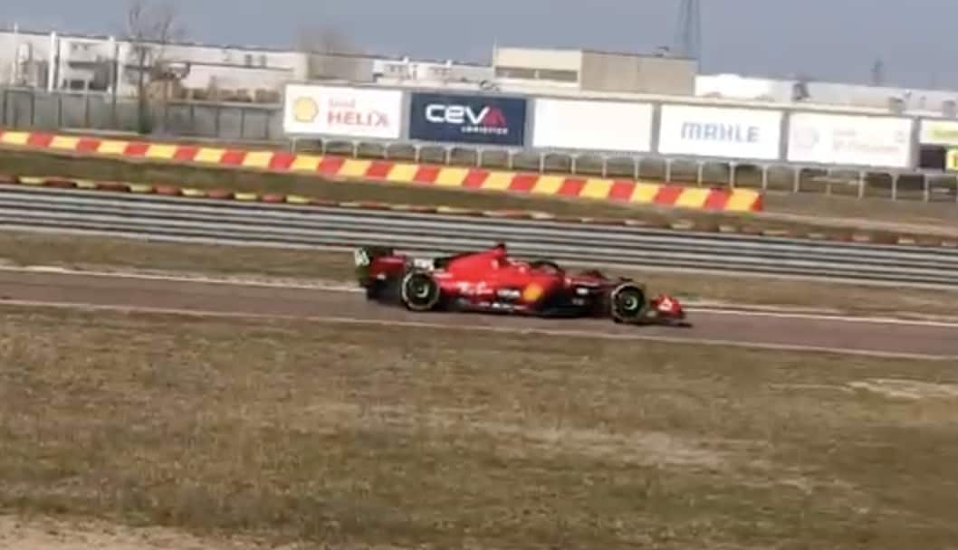 Sainz con la SF-23 in pista a Fiorano