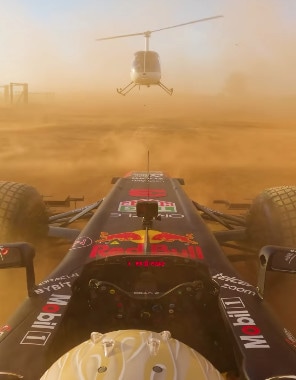 Red Bull show in Australia: Ricciardo scatena la RB7 nel deserto