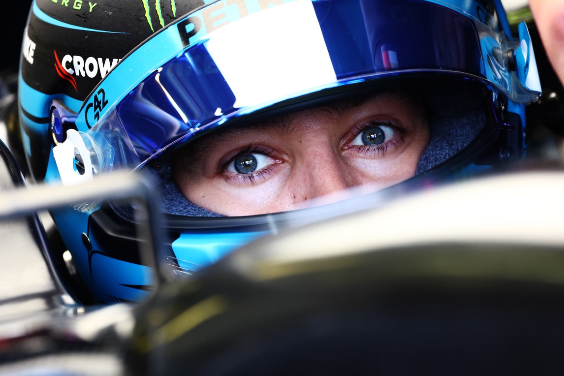 Paura per Russell al GP d'Australia: la sua Mercedes va in fiamme!
