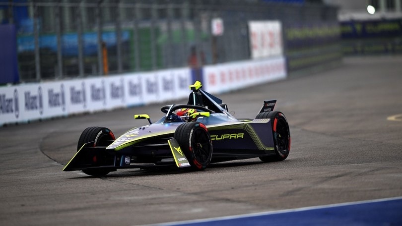 ePrix Berlino, qualifica di gara-2 bagnata: in pole c'è Frijns a sorpresa