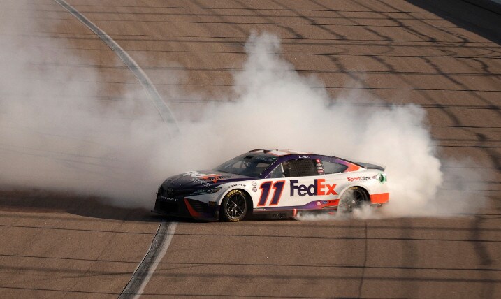 Nascar: in Kansas Hamlin sposta Larson e vince