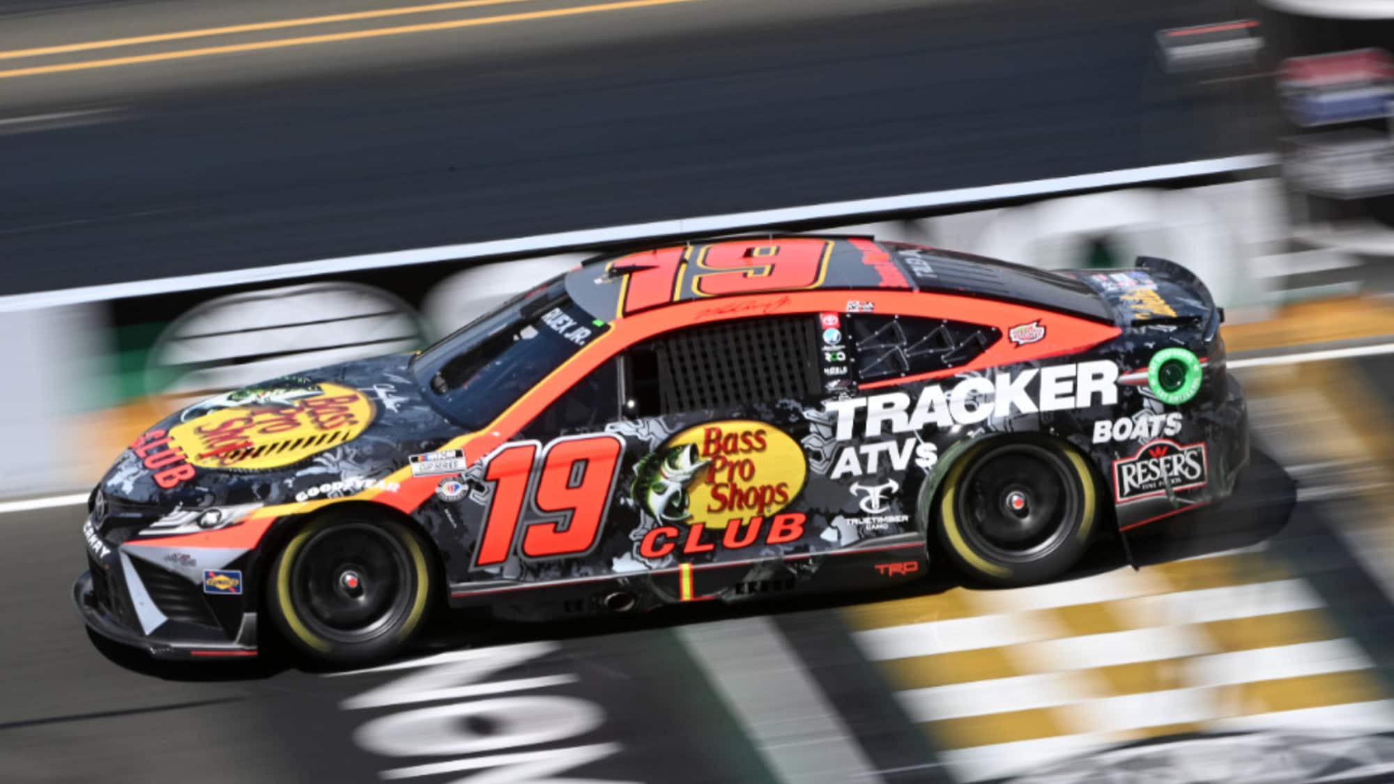 Nascar: Martin Truex di prepotenza a Sonoma