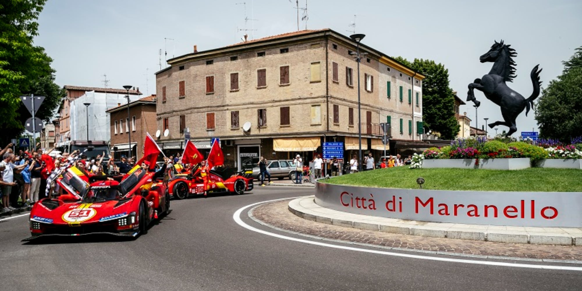 Ferrari, le 499P di Le Mans sfilano a Maranello