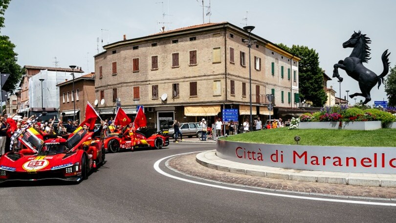 Ferrari, le 499P di Le Mans sfilano a Maranello