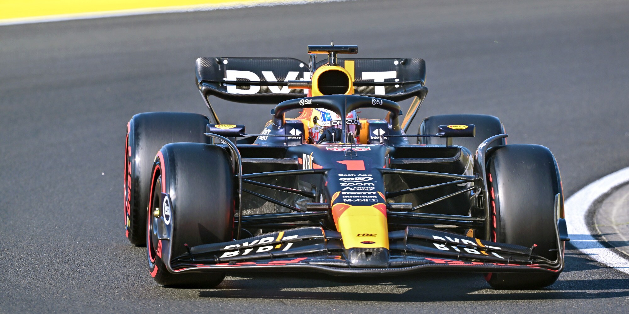 Verstappen: "Macchina un po' imprevedibile"