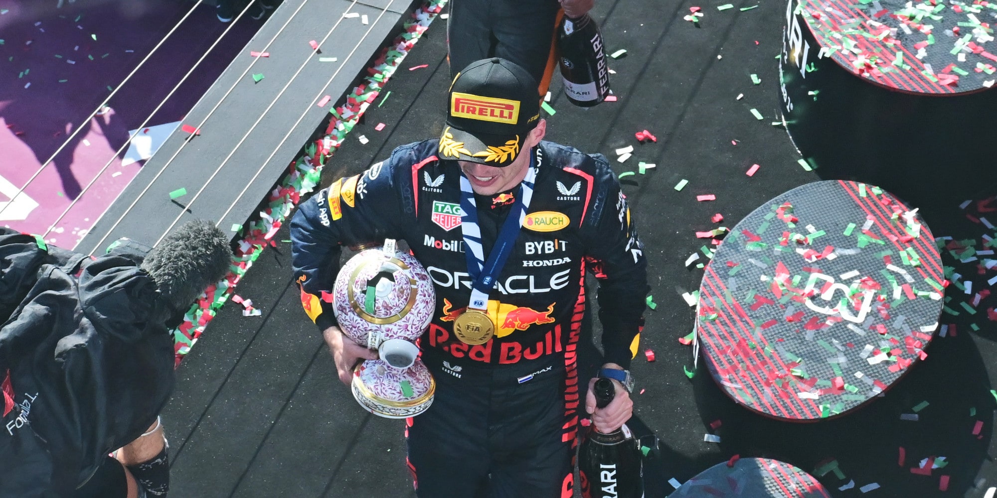 Verstappen-Norris, "scontro" sul podio: Lando distrugge il trofeo di Max