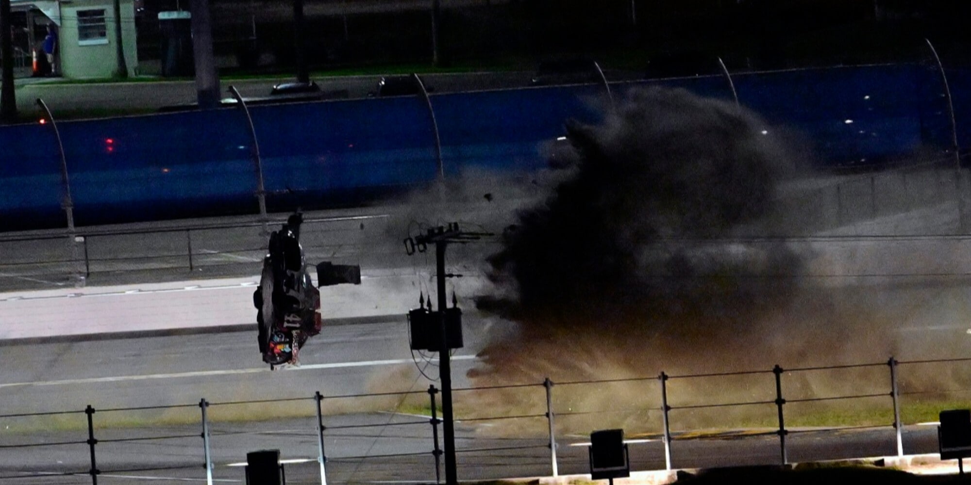 Spaventoso incidente a Daytona: la Mustang vola e si ribalta!