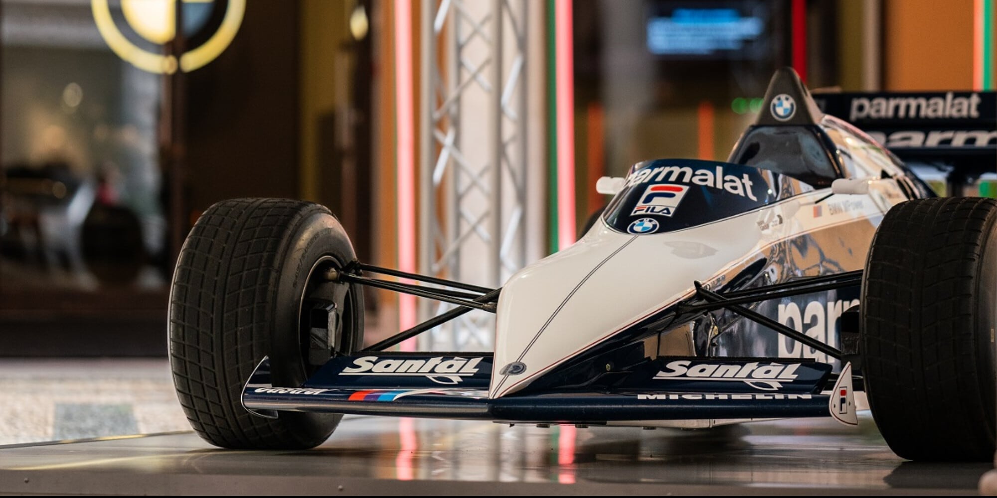 GP Italia, in via Monte Napoleone sfila la Brabham BT52 di Piquet