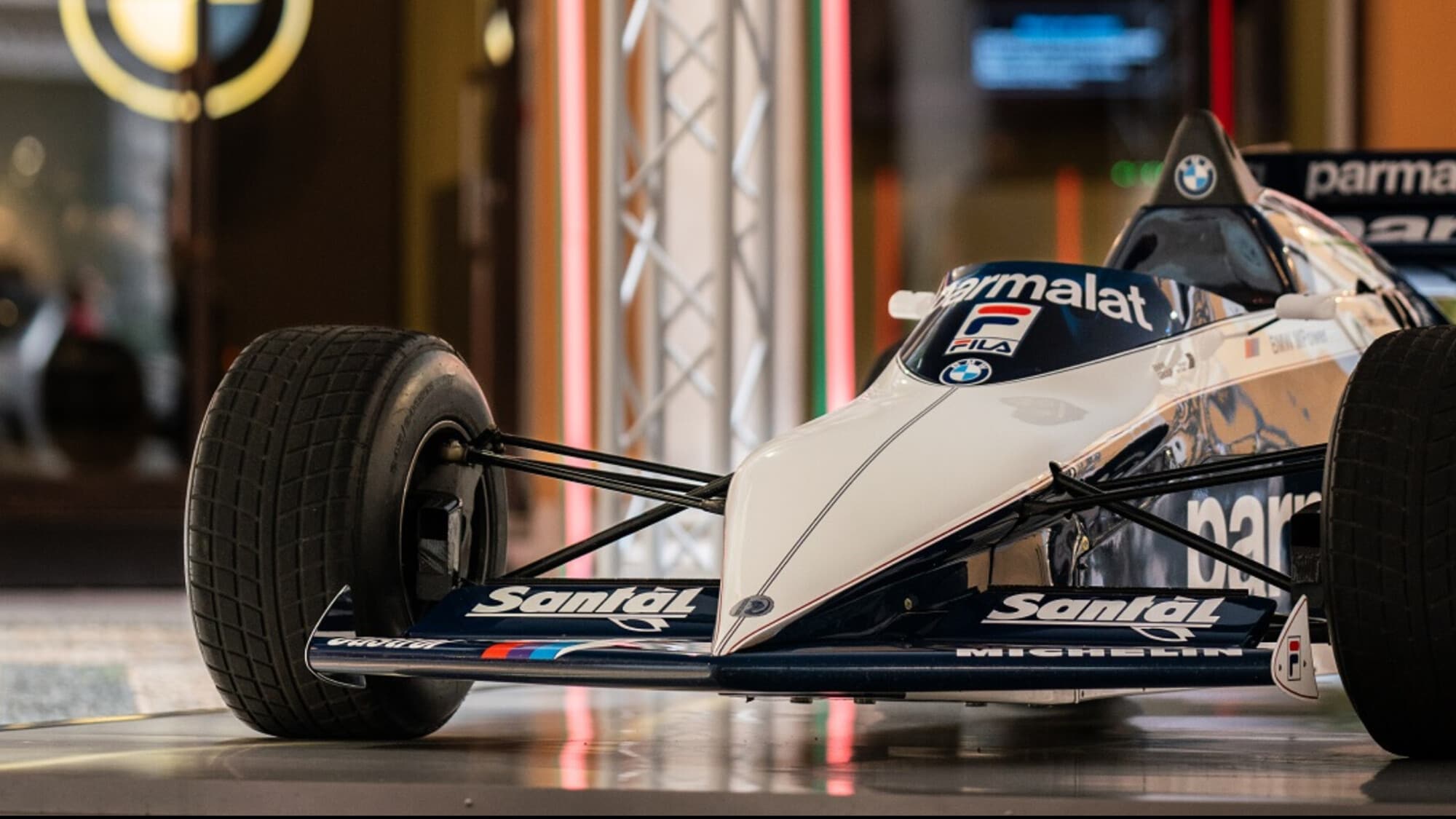 GP Italia, in via Monte Napoleone sfila la Brabham BT52 di Piquet
