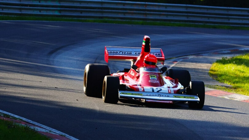 Lauda jr in Ferrari sul vecchio ‘Ring' mentre le Rosse corrono al Fuji!