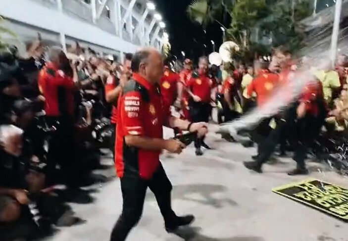 Ferrari, festa ai box con Sainz, Leclerc e Vasseur