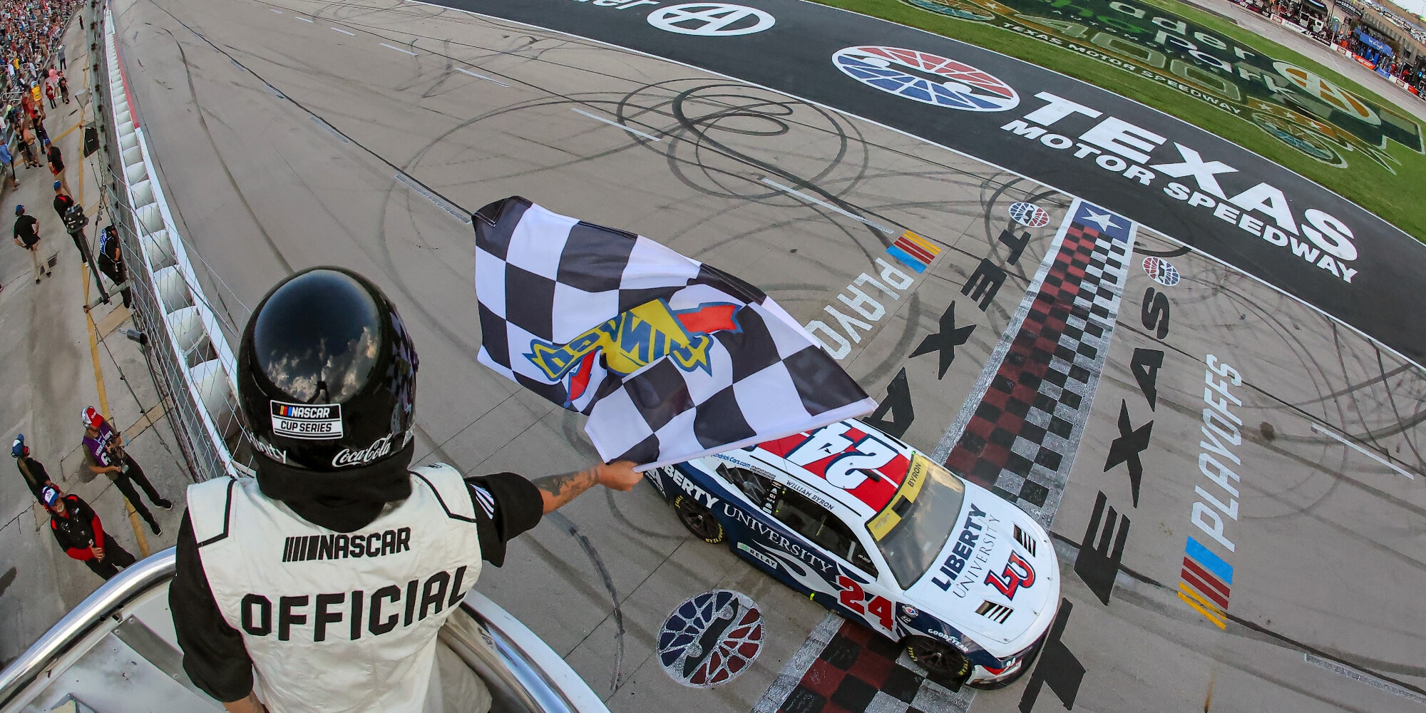 Nascar: Byron torna al vertice in Texas