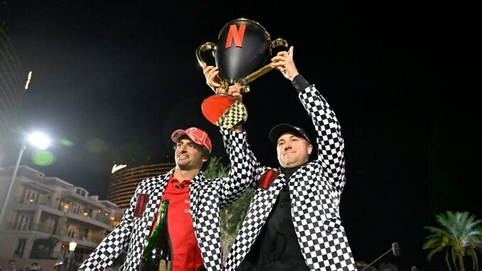 Sainz vince la Netflix Cup a Las Vegas ma rompe il trofeo come Norris!