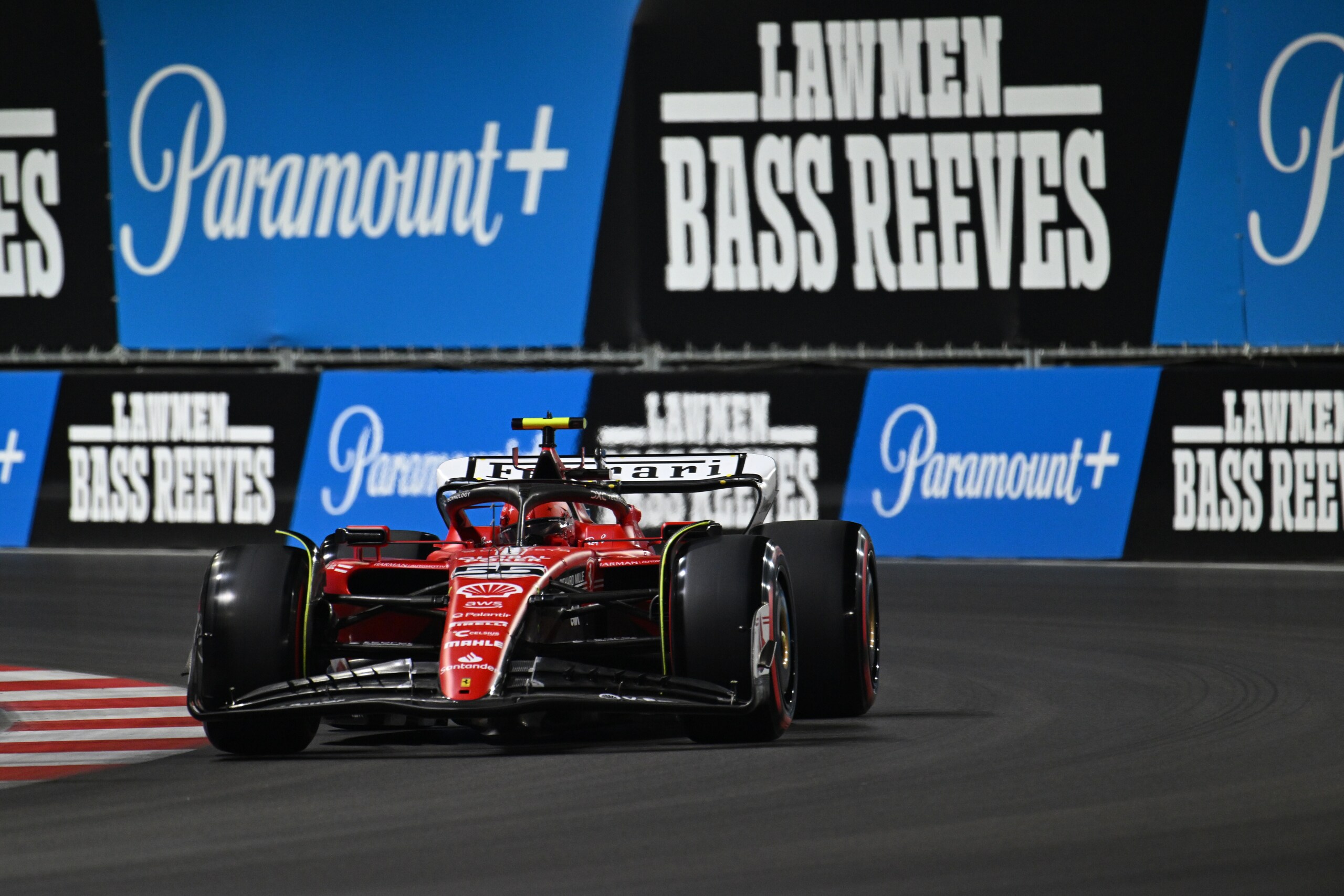 Sainz: "Mi piacerebbe lottare con Leclerc e Verstappen, ma sarà difficile"