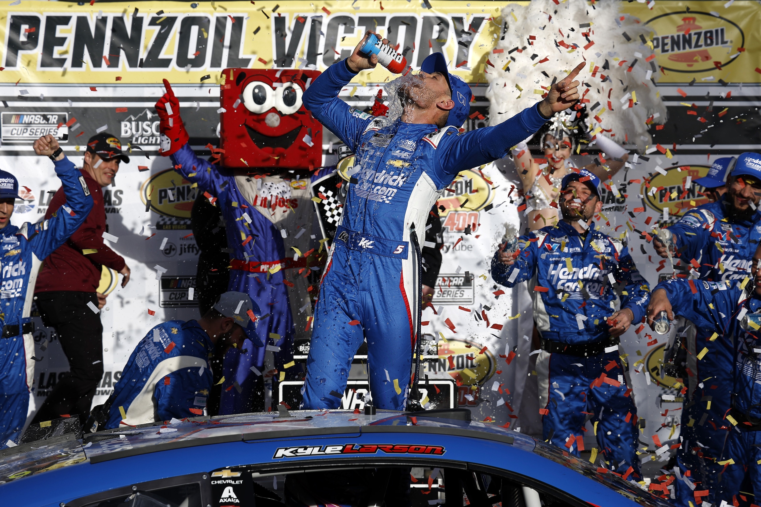Nascar: a Las Vegas Larson batte Reddick