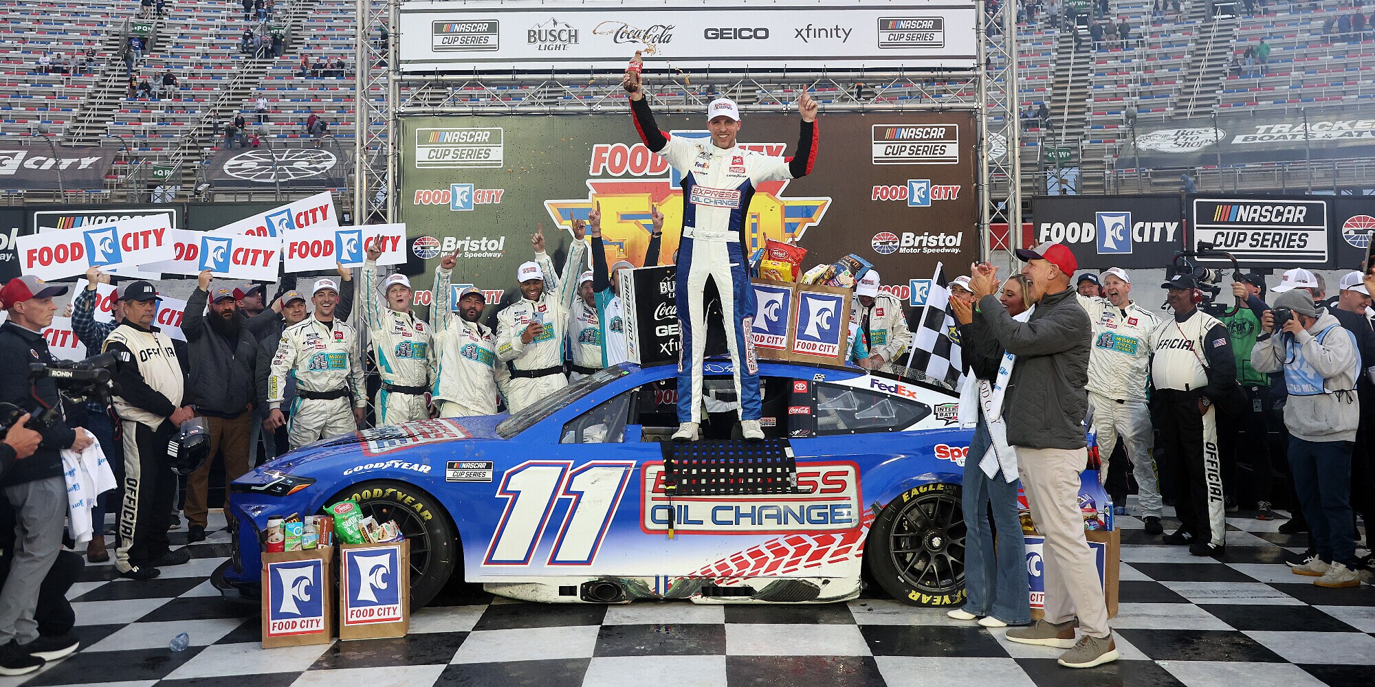 Nascar: dalla crisi di gomme emerge Hamlin