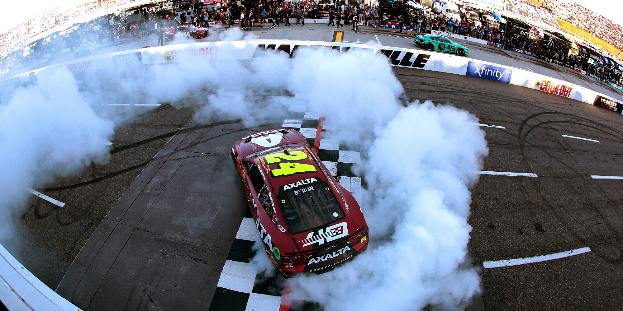 Nascar: festa Hendrick a Martinsville