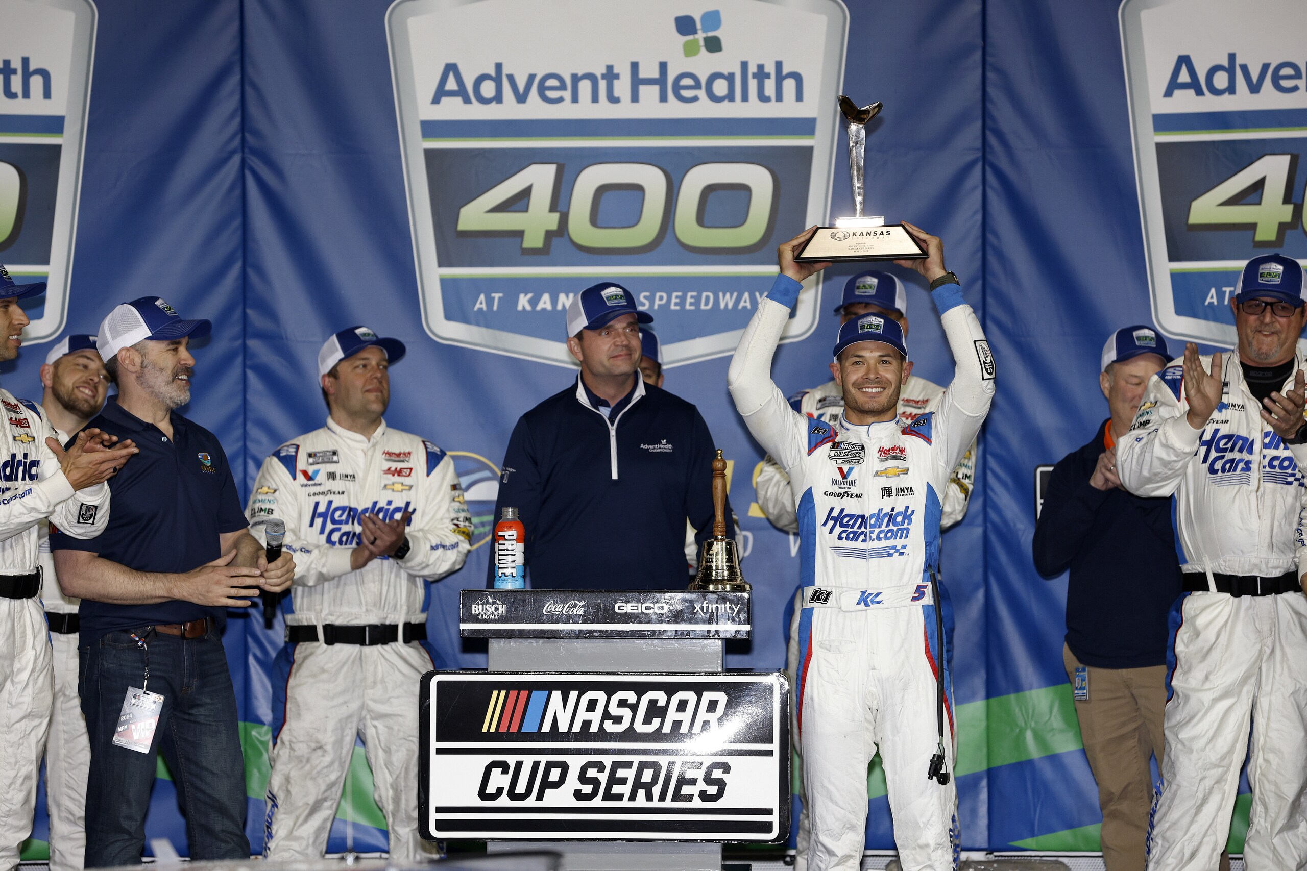 Nascar: volata da record per Larson in Kansas