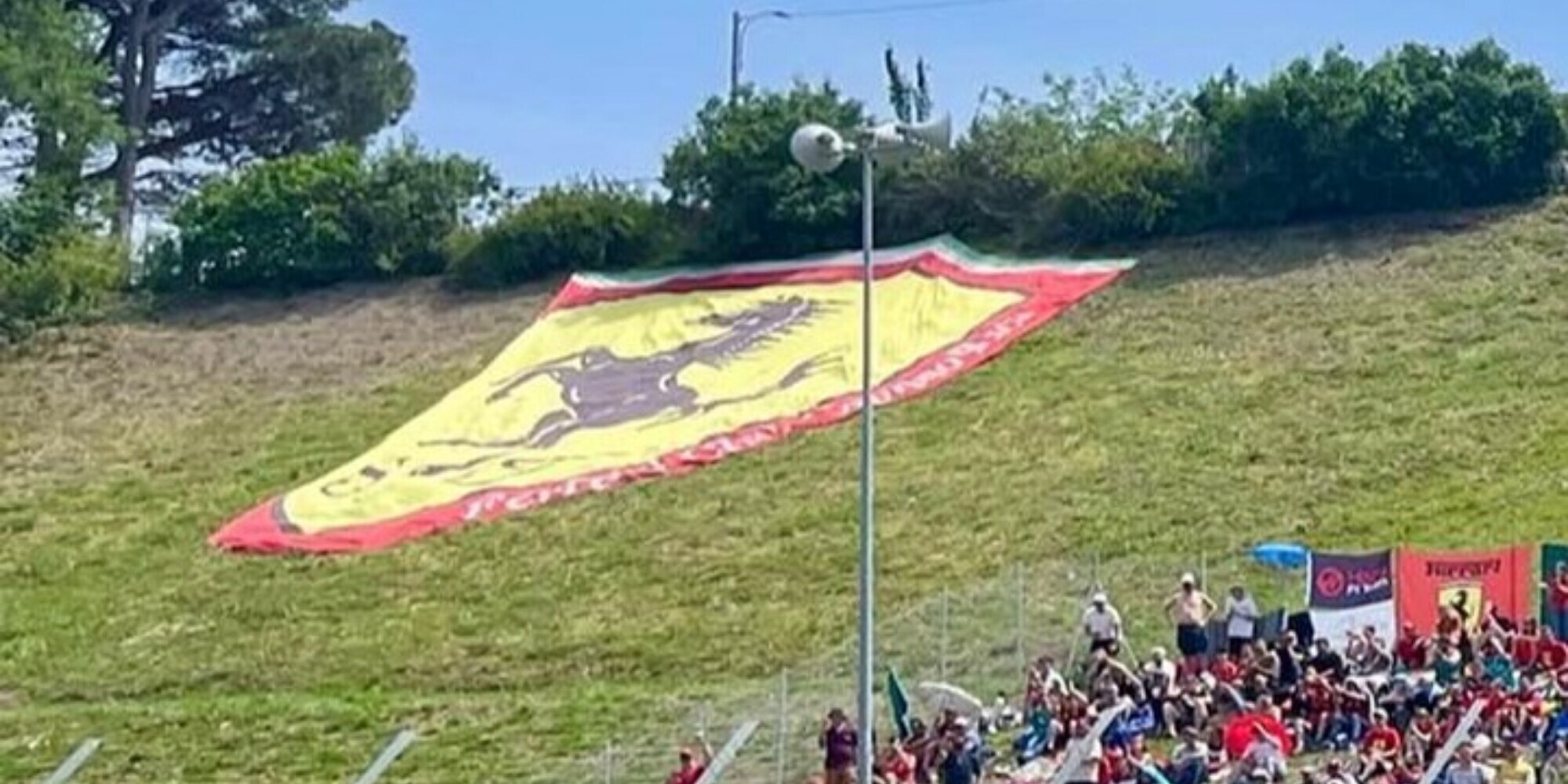 F1, clamoroso furto a Imola: è scomparso il famoso 'scudo' Ferrari