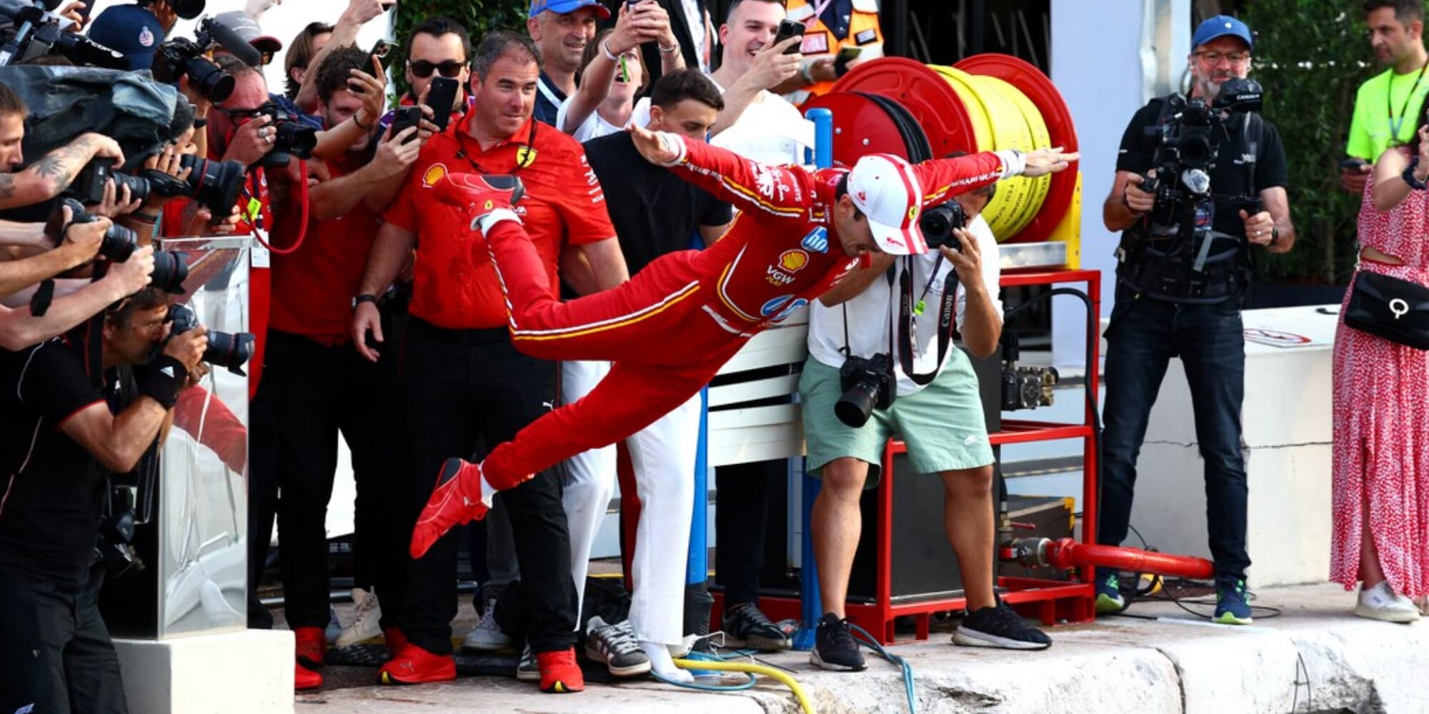 GP Monaco, chi è il tifoso italiano che si è tuffato con Leclerc