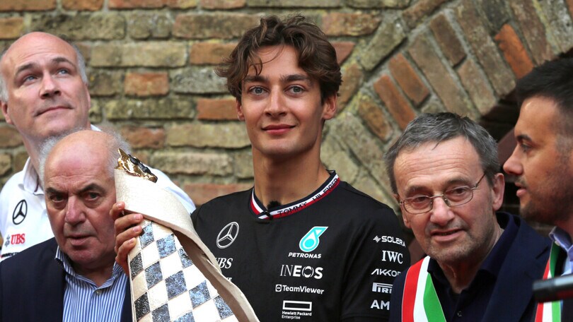 Russell in trionfo col Trofeo Bandini