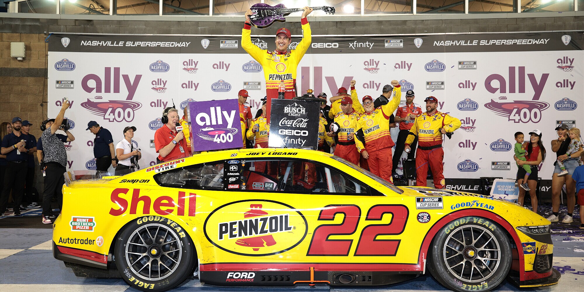 Nascar: lotteria overtime a Nashville, vince Logano