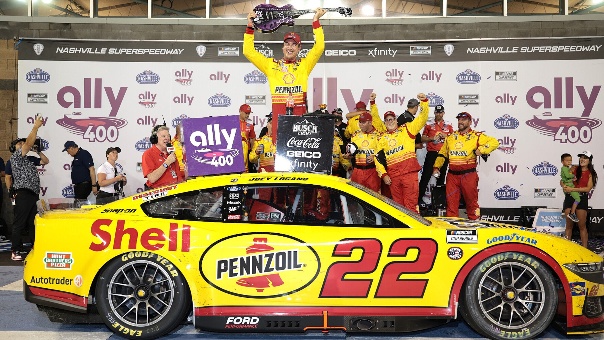 Nascar: lotteria overtime a Nashville, vince Logano
