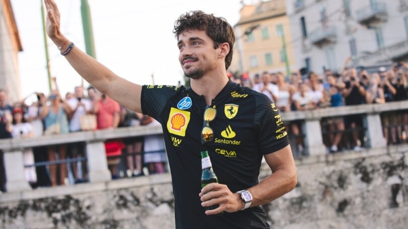 Leclerc in barca sui Navigli: il regalo speciale per i tifosi della Ferrari