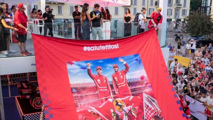 Leclerc in barca sui Navigli: il regalo speciale per i tifosi della Ferrari