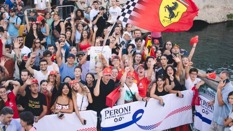 Leclerc in barca sui Navigli: il regalo speciale per i tifosi della Ferrari