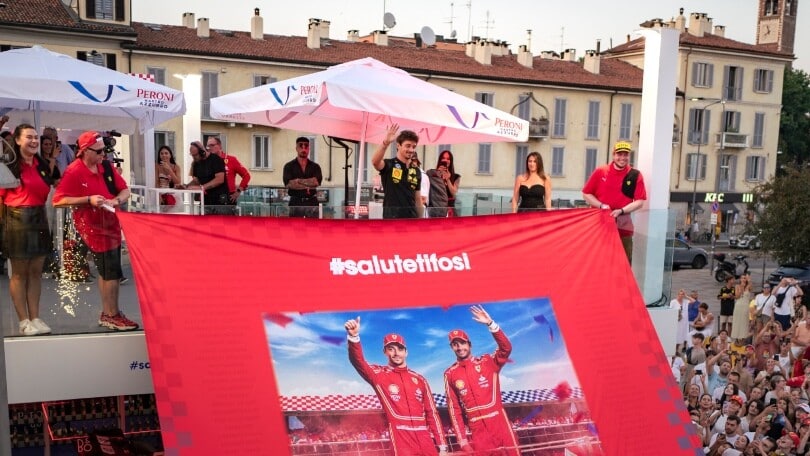 Leclerc in barca sui Navigli: il regalo speciale per i tifosi della Ferrari