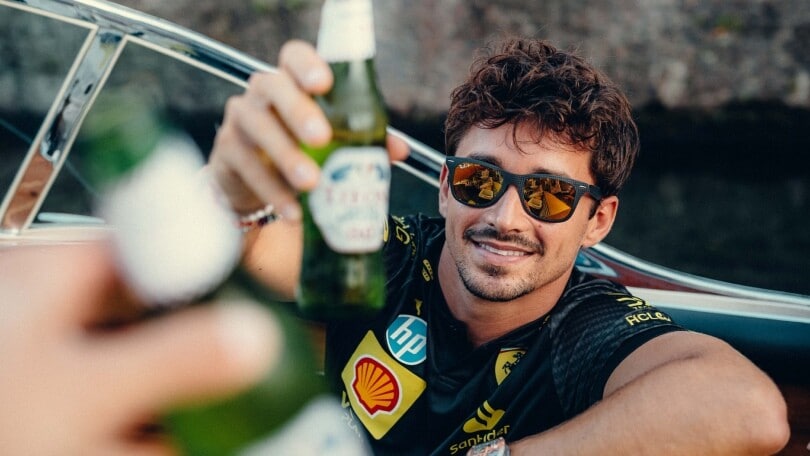 Leclerc in barca sui Navigli: il regalo speciale per i tifosi della Ferrari