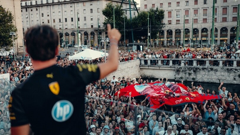Leclerc in barca sui Navigli: il regalo speciale per i tifosi della Ferrari